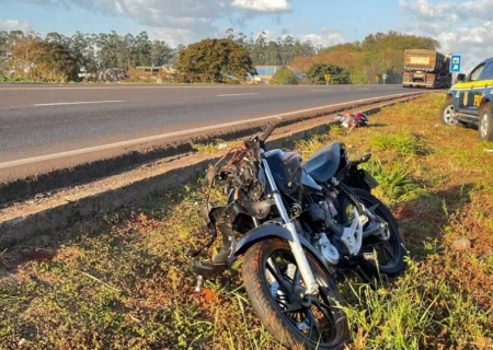 Jovem morre em acidente entre moto e ambulância na BR-163