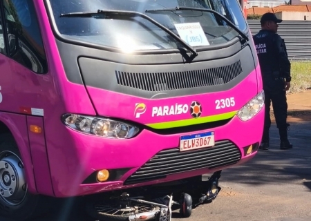Ciclista é atropelada por micro-ônibus ao cruzar via preferencial em Nova Andradina