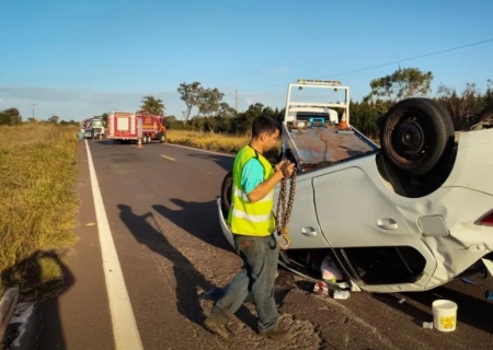 Família sai ilesa após capotamento na MS-338 em tentativa de desviar de buraco