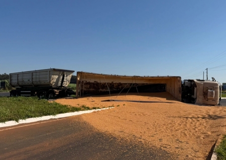 Carreta bitrem tomba em rotatória entre MS-473 e MS-276, em Nova Andradina