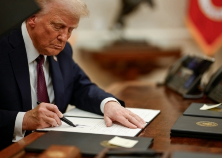 Trump assina decreto que oficializa tarifas de 50% ao Brasil