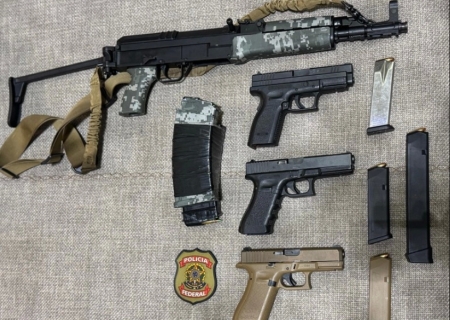 Mandado de busca e apreensão da Polícia Federal resulta na apreensão de fuzil e pistolas em Ponta Porã