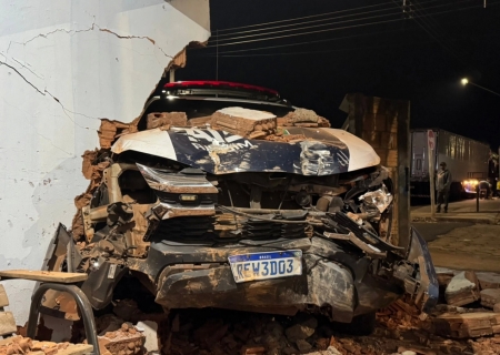 Viatura da PM bate em muro de residência durante perseguição a motociclista em Nova Andradina