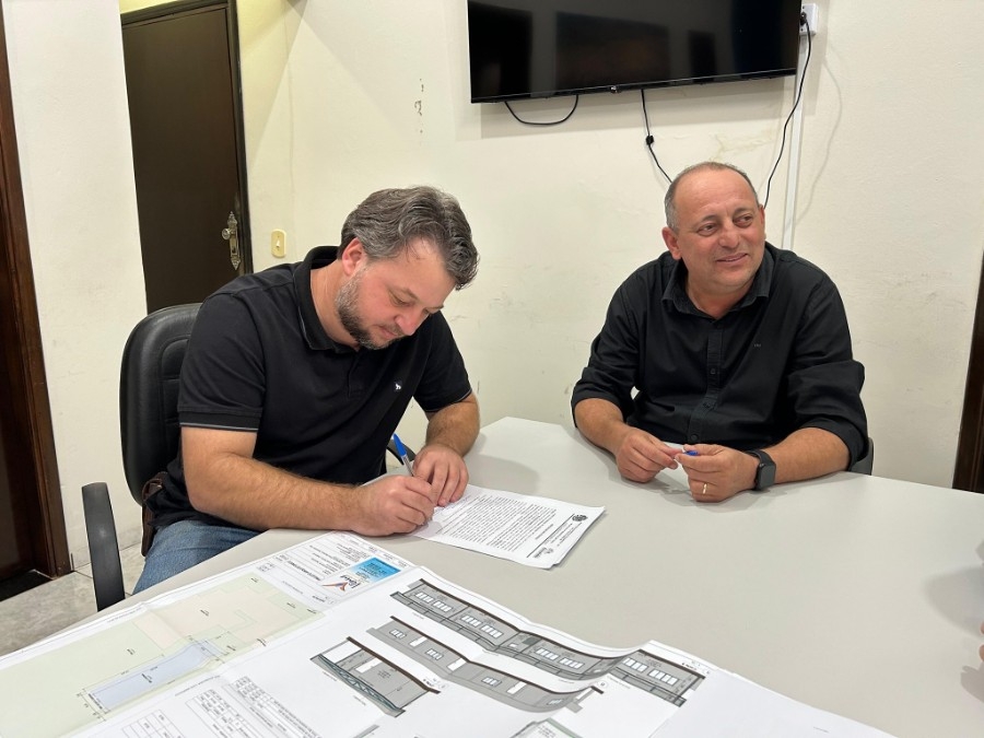 Prefeito Clóvis do Banco assina ordem de serviço para construção de 4 novas salas no CEI