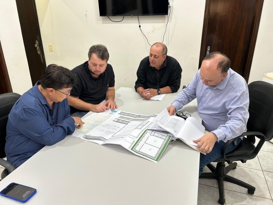 Prefeito Clóvis do Banco assina ordem de serviço para construção de 4 novas salas no CEI