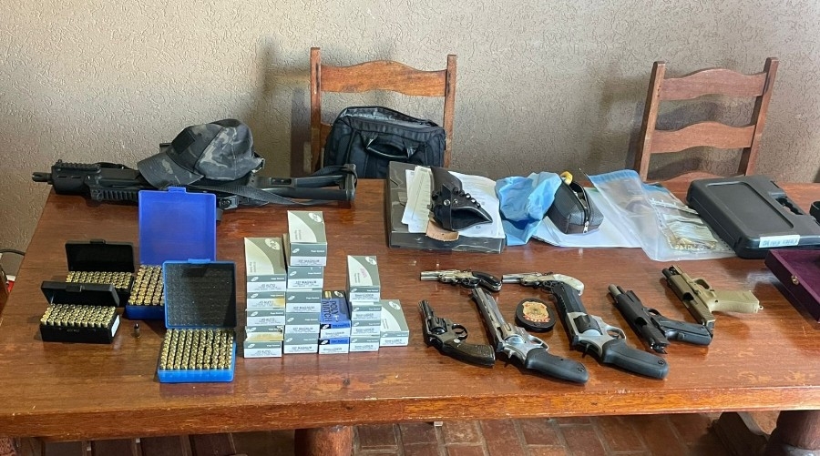 Empresário joga celular no telhado para tentar esconder provas durante operação da PF