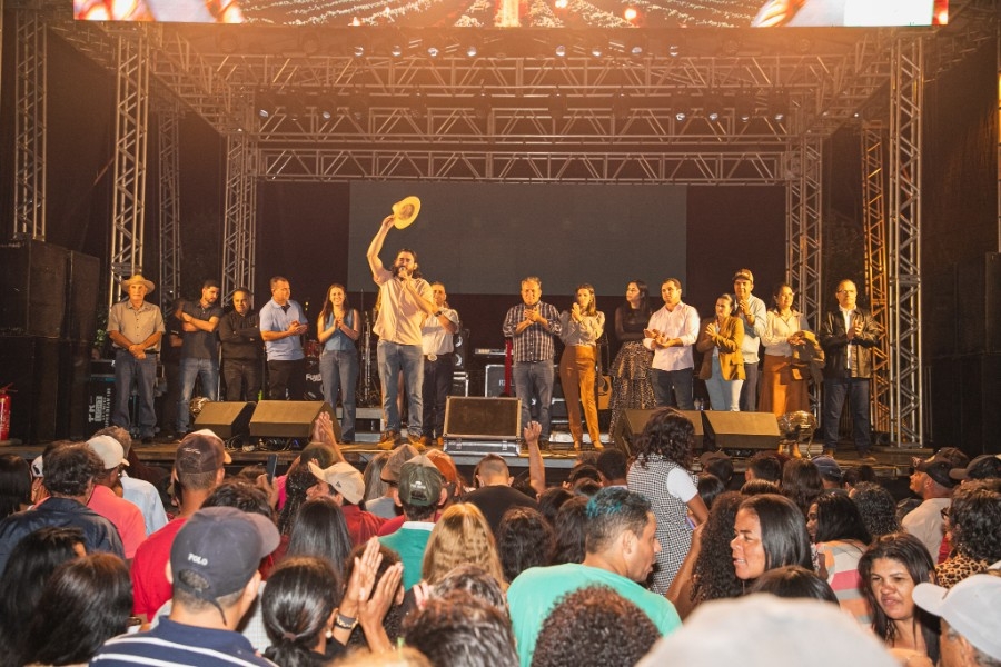 Show de Renan e Ray garante sertanejo raiz e reúne mais de 4 mil pessoas na 3ª Festa do Agricultor