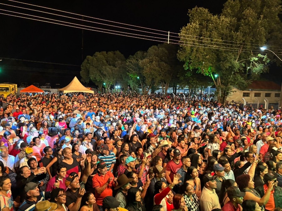 Show de Renan e Ray garante sertanejo raiz e reúne mais de 4 mil pessoas na 3ª Festa do Agricultor
