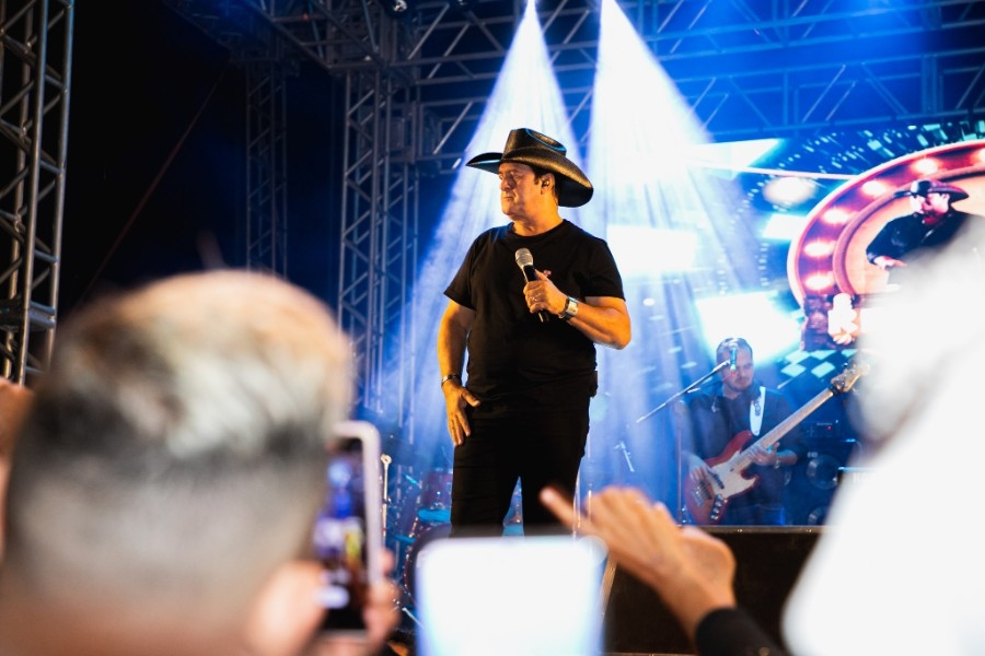Show de Renan e Ray garante sertanejo raiz e reúne mais de 4 mil pessoas na 3ª Festa do Agricultor