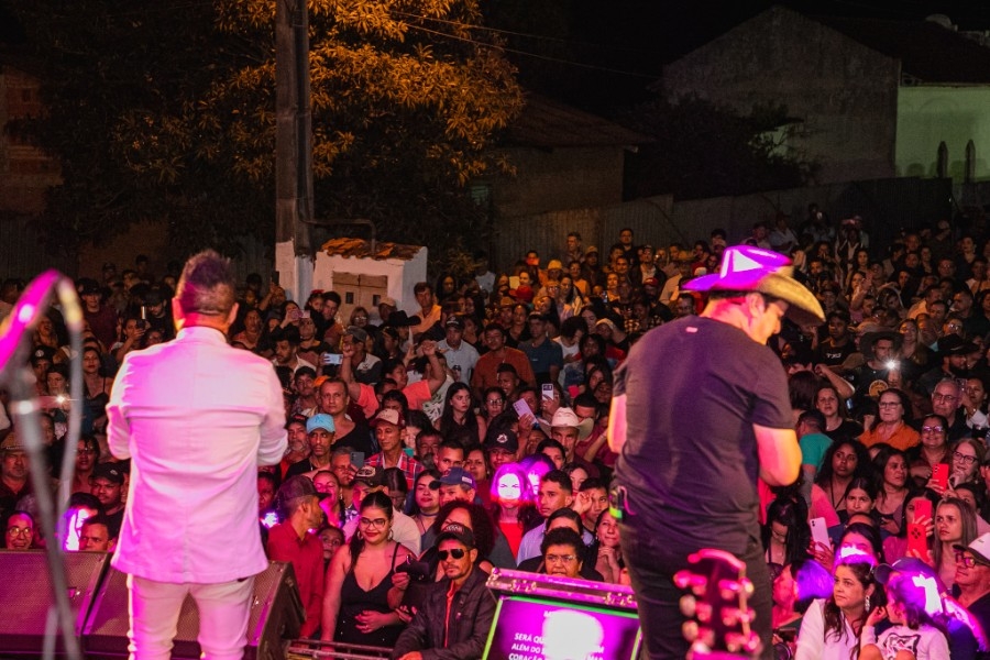 Show de Renan e Ray garante sertanejo raiz e reúne mais de 4 mil pessoas na 3ª Festa do Agricultor