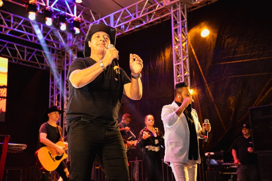Show de Renan e Ray garante sertanejo raiz e reúne mais de 4 mil pessoas na 3ª Festa do Agricultor