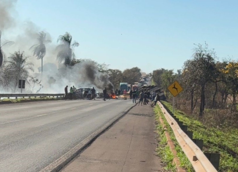 Tragédia na BR-267: colisão entre carretas e veículos de passeio deixa ao menos dois mortos carbonizados