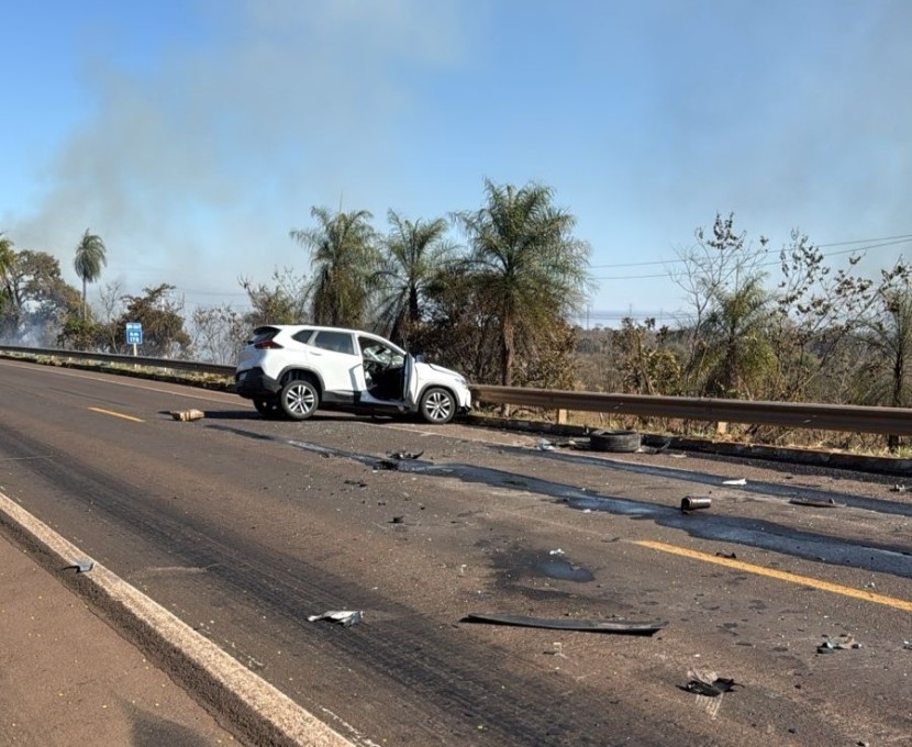 Tragédia na BR-267: colisão entre carretas e veículos de passeio deixa ao menos dois mortos carbonizados