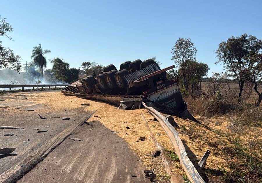 Tragédia na BR-267: colisão entre carretas e veículos de passeio deixa ao menos dois mortos carbonizados
