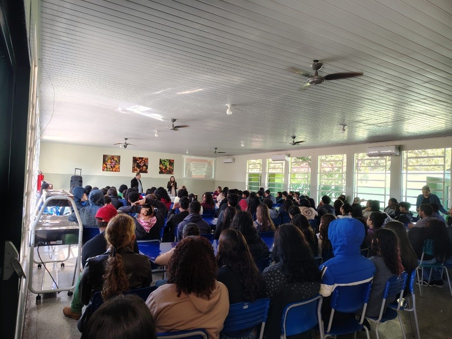Delegada promove palestra sobre prevenção à violência no namoro em Batayporã