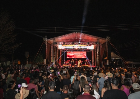 Show de Renan e Ray garante sertanejo raiz e reúne mais de 4 mil pessoas na 3ª Festa do Agricultor