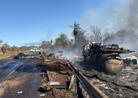 Tragédia na BR-267: colisão entre carretas e veículos de passeio deixa ao menos dois mortos carbonizados