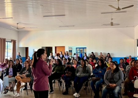 Delegada ministra palestra sobre violência doméstica em Anaurilândia