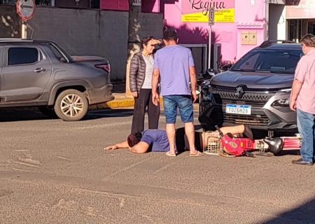 Condutora de bicicleta elétrica fica ferida após colisão com carro no centro de Nova Andradina