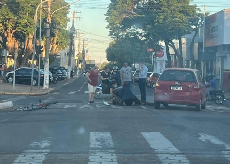 Ciclista fica ferido após acidente no centro de Nova Andradina