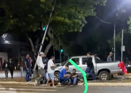 Motorista colide com postes e placas de sinalização após saltar lombada na Moura Andrade