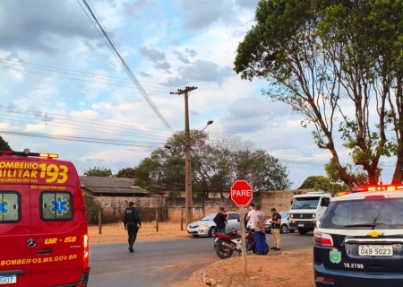 Em Nova Andradina, carro cruza preferencial, colide com motociclista que sofre queda e fratura a perna