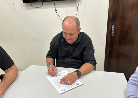 Prefeito Clóvis do Banco assina ordem de serviço para construção de 4 novas salas no CEI