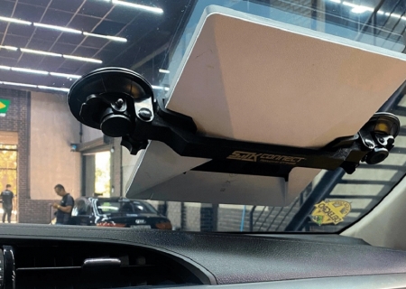 PRF fiscaliza e multa veículos com antenas de internet da Starlink no para-brisa