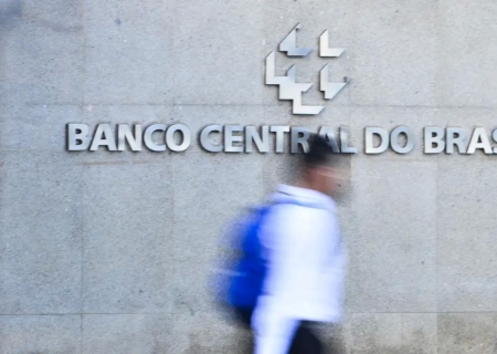 Banco Central acompanha tarifaço e vê juro alto por tempo 'bastante prolongado'