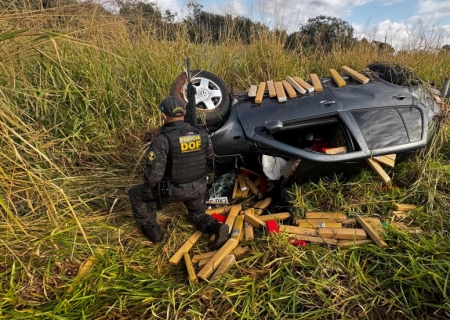 Fuga frustrada: mais de 850 kg de maconha são apreendidos após capotagem em Ponta Porã