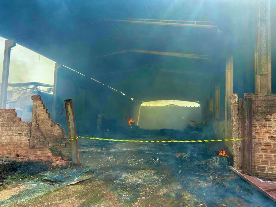 Mulher é presa em flagrante após provocar incêndio que destruiu ferro-velho em Naviraí
