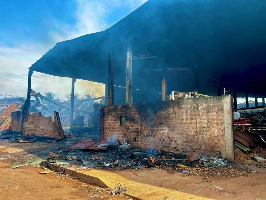 Mulher é presa em flagrante após provocar incêndio que destruiu ferro-velho em Naviraí