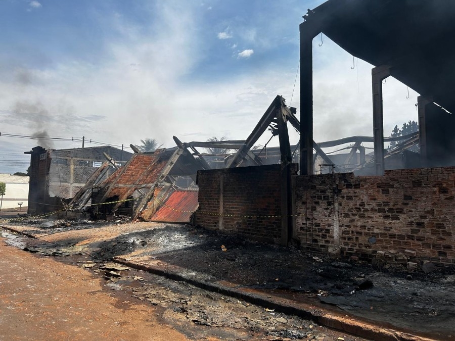 Mulher é presa em flagrante após provocar incêndio que destruiu ferro-velho em Naviraí