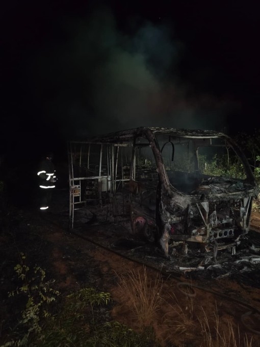 Micro-ônibus escolar da Prefeitura de Nova Andradina pega fogo na região da Teijin
