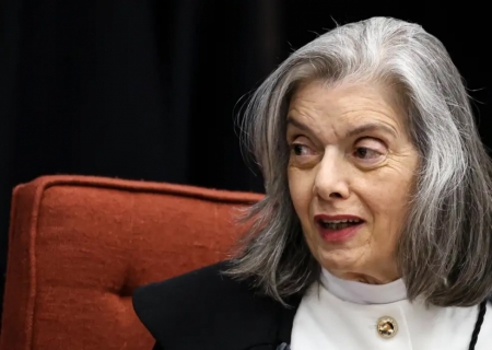 Cármen Lúcia forma maioria pela condenação de Bolsonaro e aliados