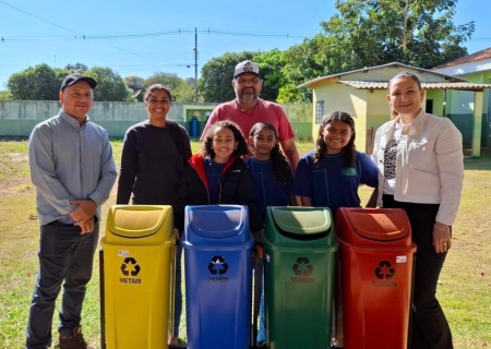 Com apoio da Prefeitura, Escola Braz Sinigáglia instala lixeiras para coleta seletiva