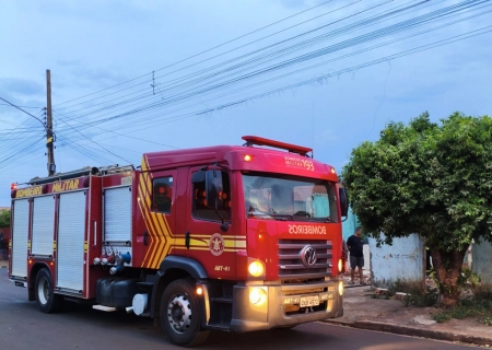 Imóvel em ruínas ocupado por usuários de drogas pega fogo e mobiliza bombeiros em Nova Andradina