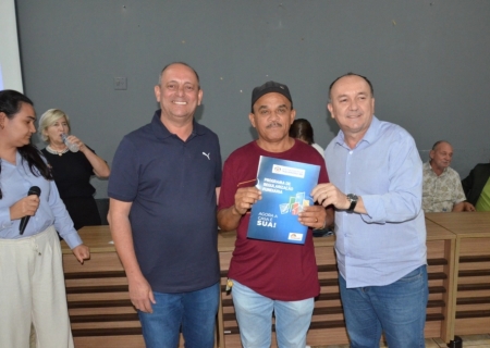 Prefeito Clóvis do Banco entrega escrituras de imóveis a 63 famílias
