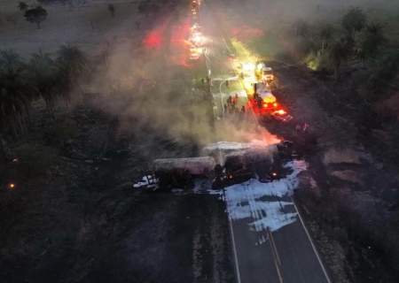 Carreta carregada com etanol pega fogo após batida e mata motorista em Rosana