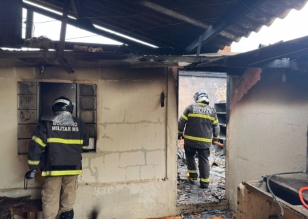 Incêndio em edícula de fundos mobiliza Corpo de Bombeiros em Nova Andradina