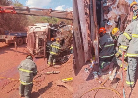 Carreta tomba em Corumbá e motorista morre preso às ferragens
