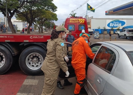 Colisão entre caminhão e carro é registrada na Eurico Soares