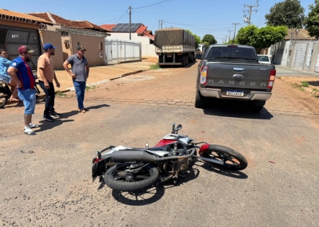 Jovem fica ferido em colisão entre moto e caminhonete em Nova Andradina