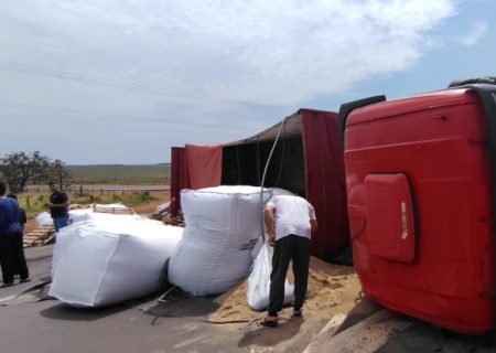 Carreta bitrem tomba e interdita rotatória da MS-134 entre Nova Andradina e Nova Casa Verde