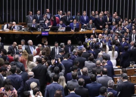 Câmara aprova urgência para projeto de anistia a golpistas