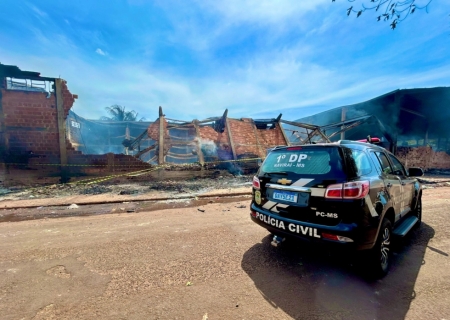 Mulher é presa em flagrante após provocar incêndio que destruiu ferro-velho em Naviraí
