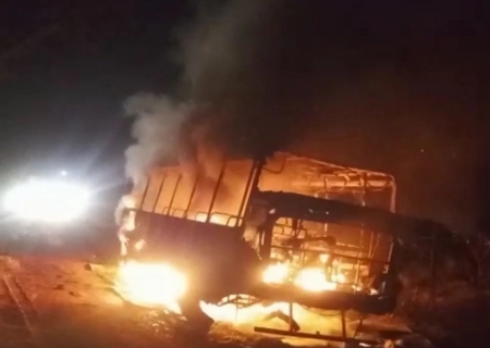 Micro-ônibus escolar da Prefeitura de Nova Andradina pega fogo na região da Teijin