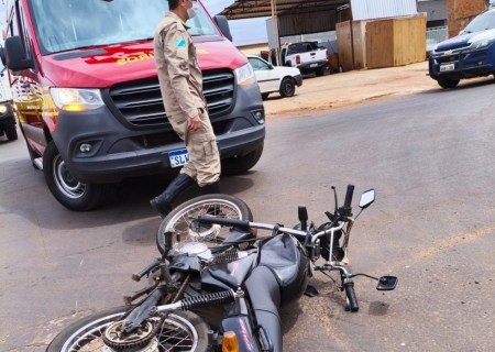 Casal fica ferido em acidente envolvendo moto e carro no Jardim Monte Carlo