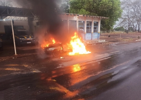 “Nem a polícia, nem eu”: jovens de Nova Andradina ateiam fogo em veículo apreendido em Amandina