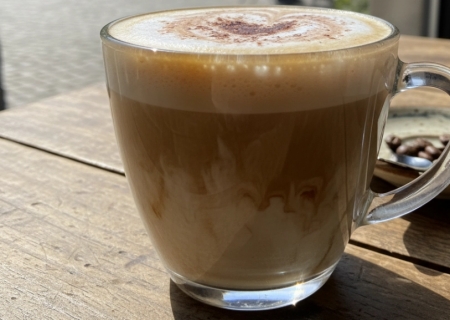 Café com leite faz bem? Veja a proporção ideal e quem deve evitar